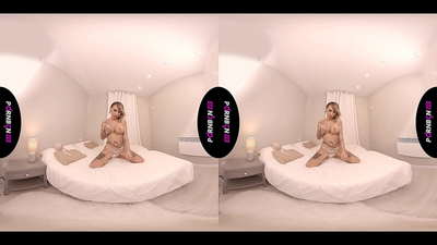 PORNBCN VR Mature Spanish MILF baraenisere ati fa dick rẹ ni POV lakoko ti o nmu siga ti o si n lu awọn ẹsẹ rẹ