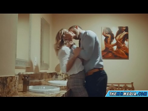 ❤️ Nigbati bilondi ti oyan ba tan ọ ni yara isinmi ti gbogbo eniyan ️❌ Fidio furo ❌